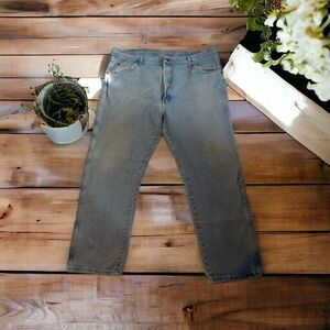 Men's Wrangler 42x30 Relaxed Jeans Light Wash Blue